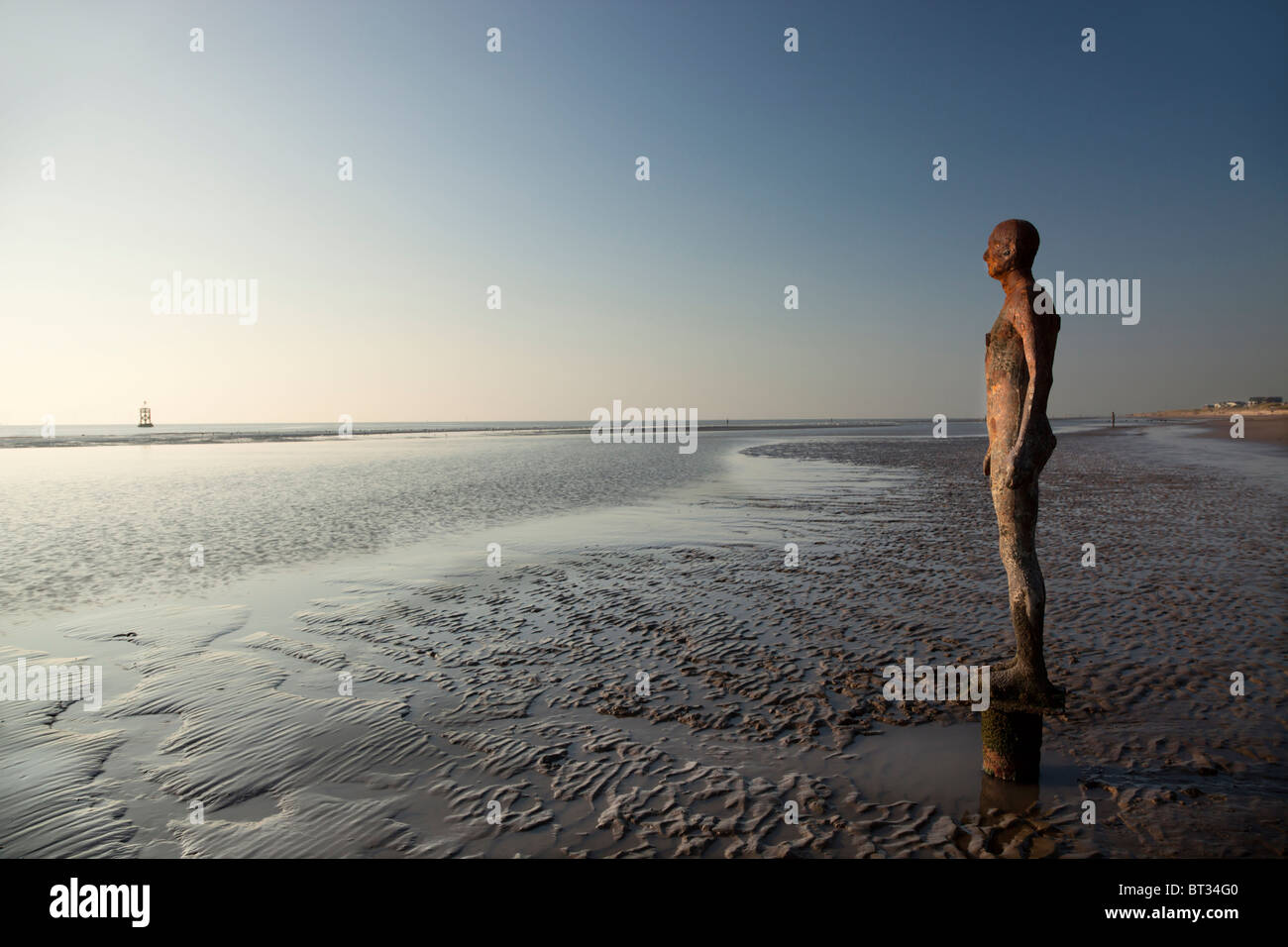 Die Sir Antony Gormley kunst Installation eine andere Stelle Crosby Strand, Teil der Sefton Coast gelegen, in der Region von Liverpool Großbritannien Stockfoto