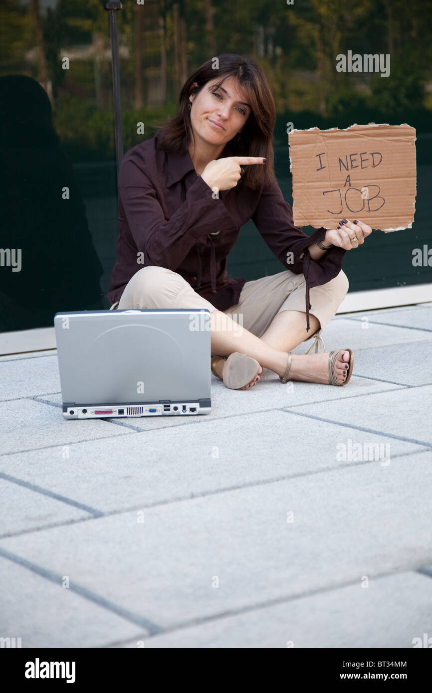 Geschäftsfrau, die auf der Suche nach einem Job neben einem Bürogebäude Stockfoto