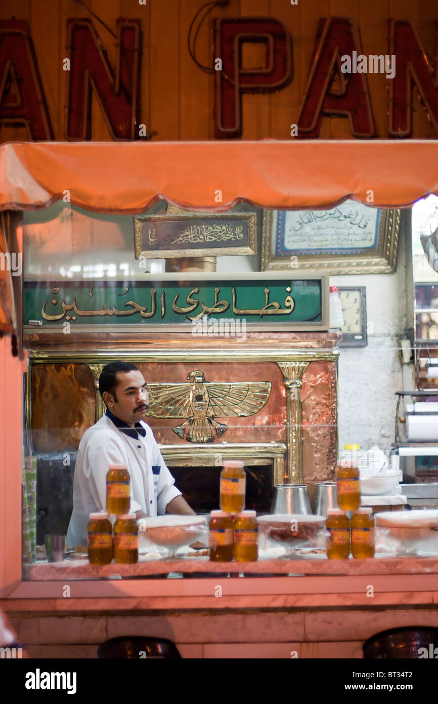 Restaurant-Fenster in der Nähe der Khan el-Khalili Souk, Kairo, Ägypten. Stockfoto