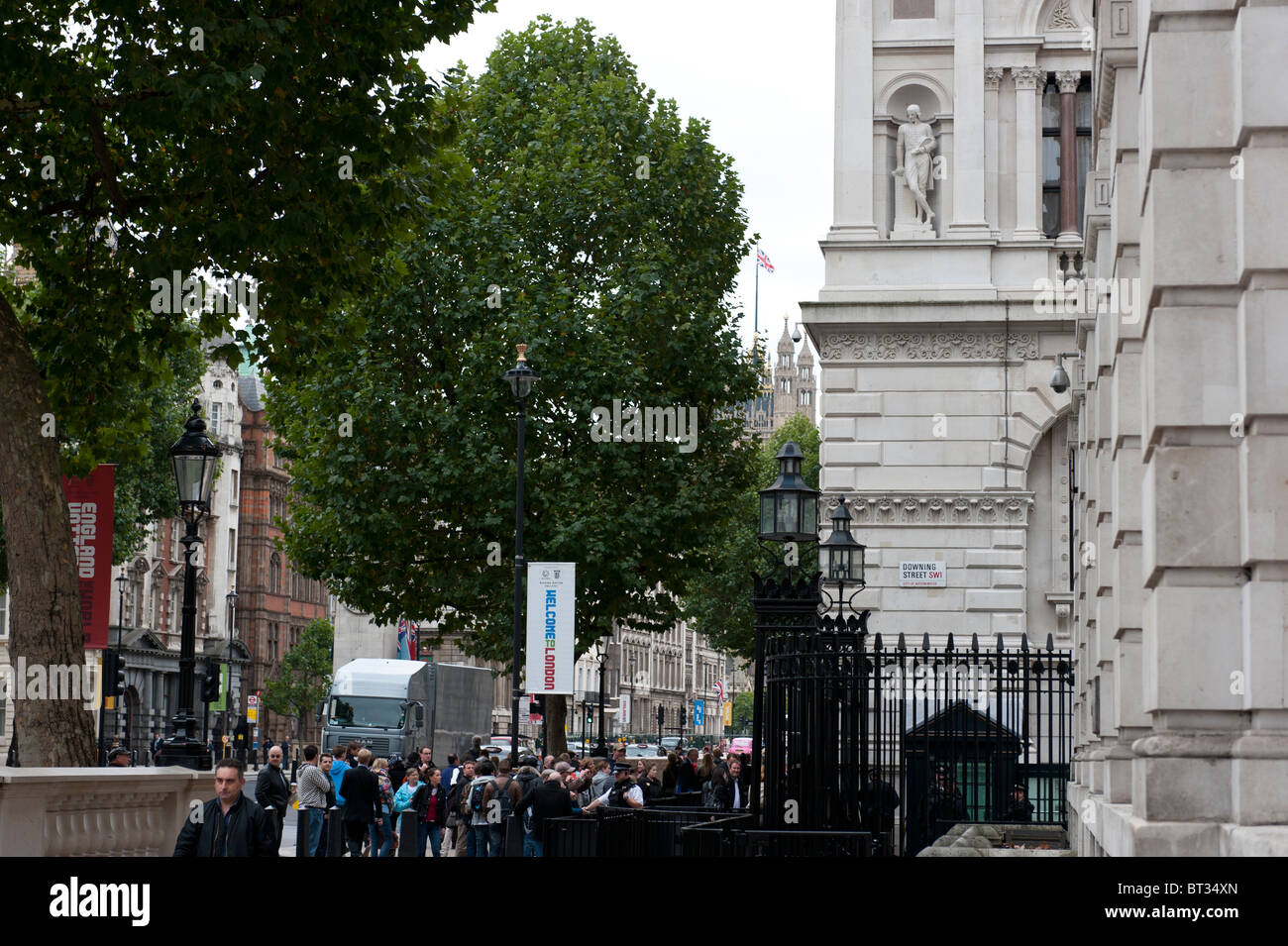 Whitehall, auf der Suche nach Downing street, wo Touristen auf der Suche durch die Sicherheitsschleusen gesehen werden kann Stockfoto