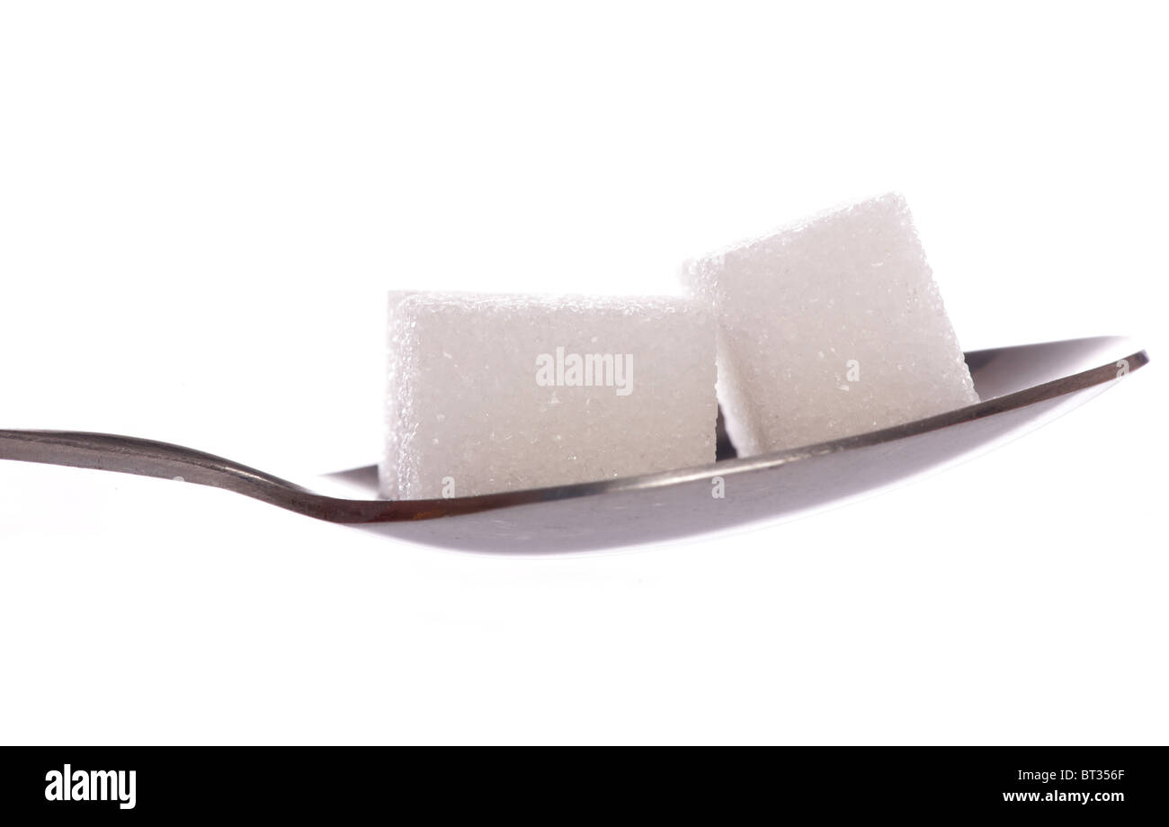 Weiße Zuckerwürfel auf Tee-Löffel-Ausschnitt Stockfoto