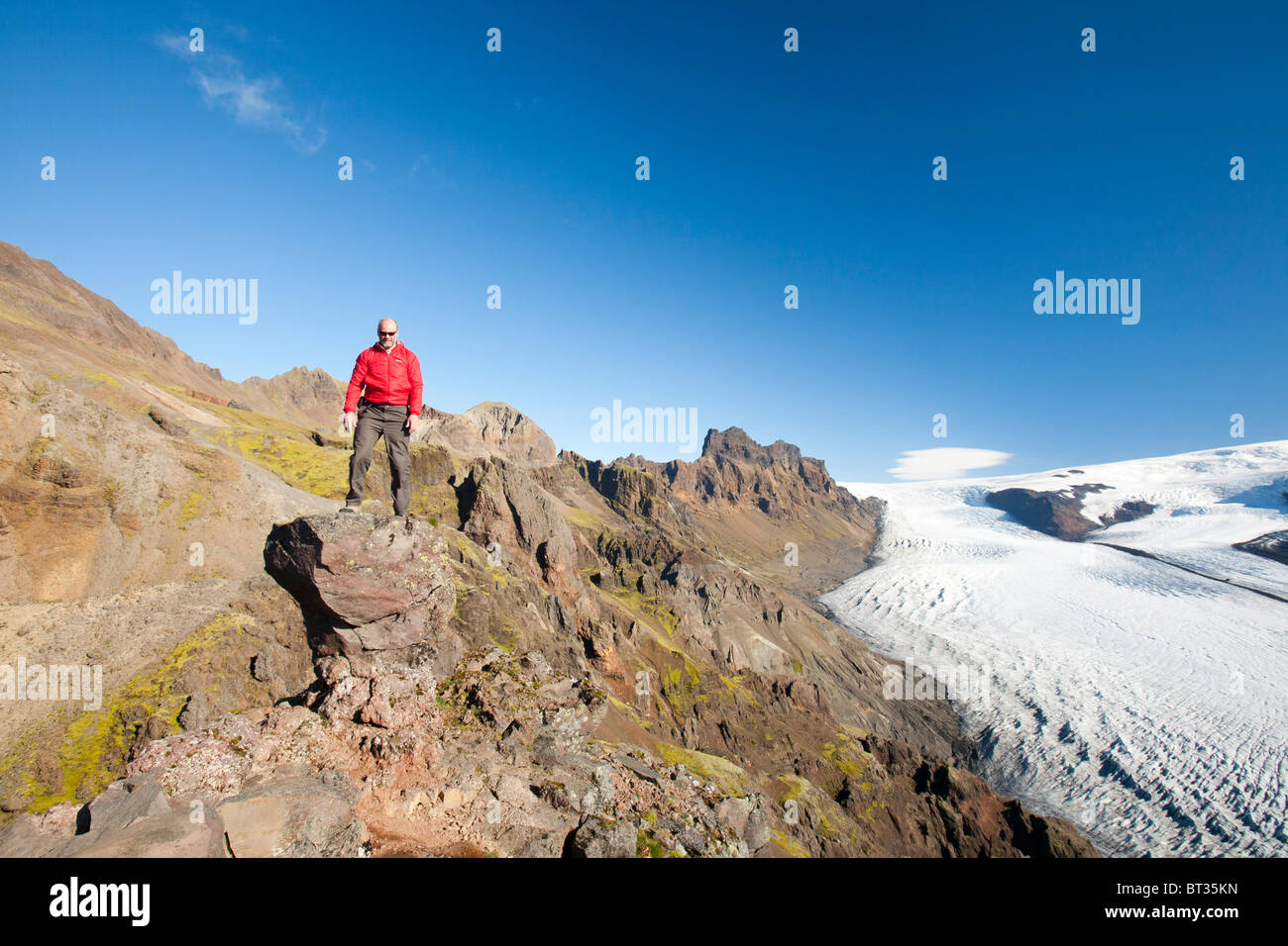 Ein Bergsteiger über Skaftafellsjökull im Skaftafell-Nationalpark, ist dieser Gletscher schnell aufgrund des Klimawandels Rückzug Stockfoto