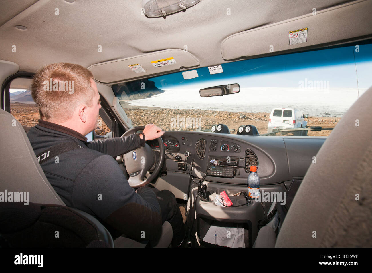 Ein Reiseleiter massive Fahrzeug mit Allradantrieb in der Nähe der Eisschild Langjökull. Stockfoto