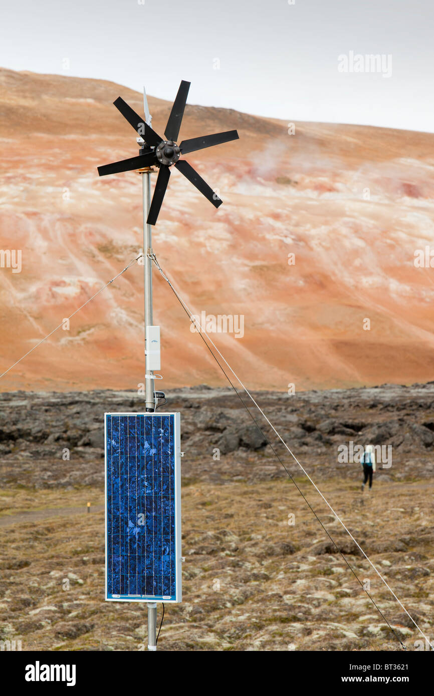 Drei Formen der erneuerbaren Energie, Windenergie, Sonnenenergie Strom und Geothermie in einem frischen Lavastrom, die während der Krafla-Feuer ausgebrochen Stockfoto