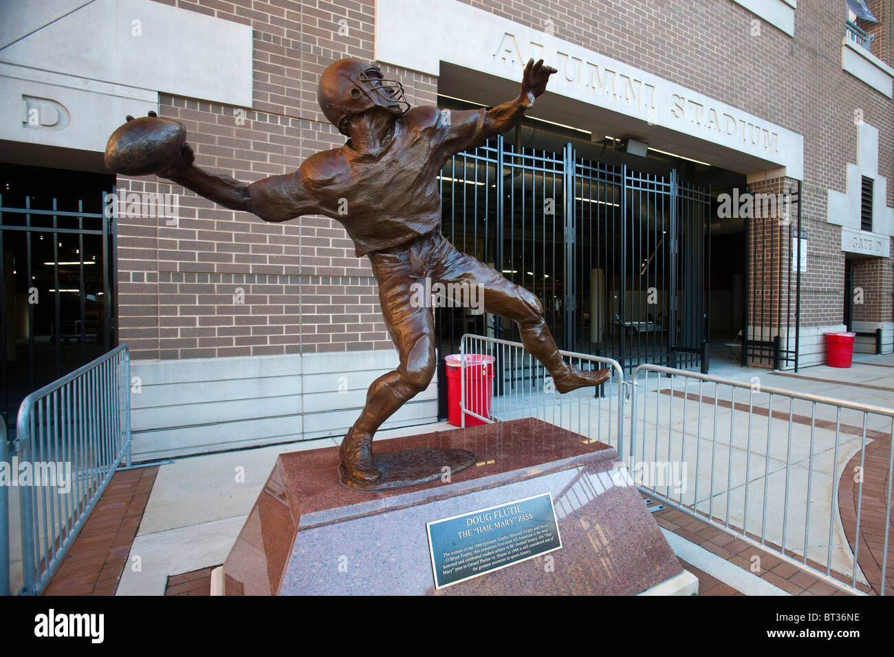 Statue zum Gedenken an das Spiel gewinnen Ave Maria übergeben von Doug Flutie gegen die Miami Hurricanes außerhalb Alumni Stadium Stockfoto