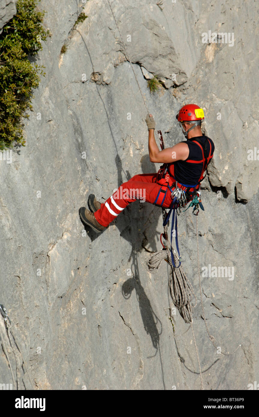 Firefighter oder Fireman Rock Climbing oder Abseiling Down Escales Cliffs - Adventure Training, Verdon Gorge oder Gorges du Verdon, Frankreich Stockfoto