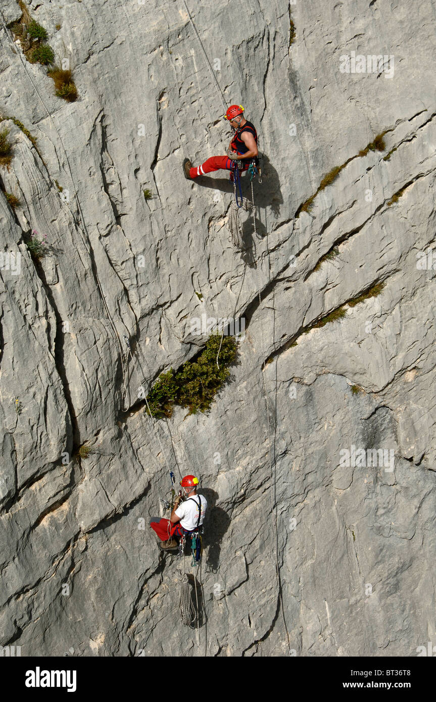 French Firemen oder Firefighters Abseilen oder Klettern auf Escales Cliffs - Adventure Training, Verdon Gorge oder Gorges du Verdon, Frankreich Stockfoto