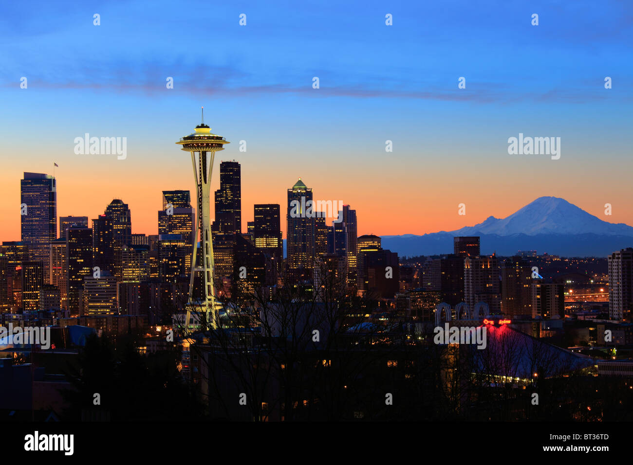Skyline von Seattle in der Morgendämmerung an einem Wintertag im Februar Stockfoto