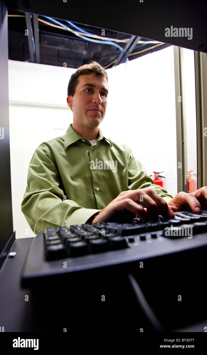 Young es professionell arbeiten am Computer in Washington, D.C. Stockfoto