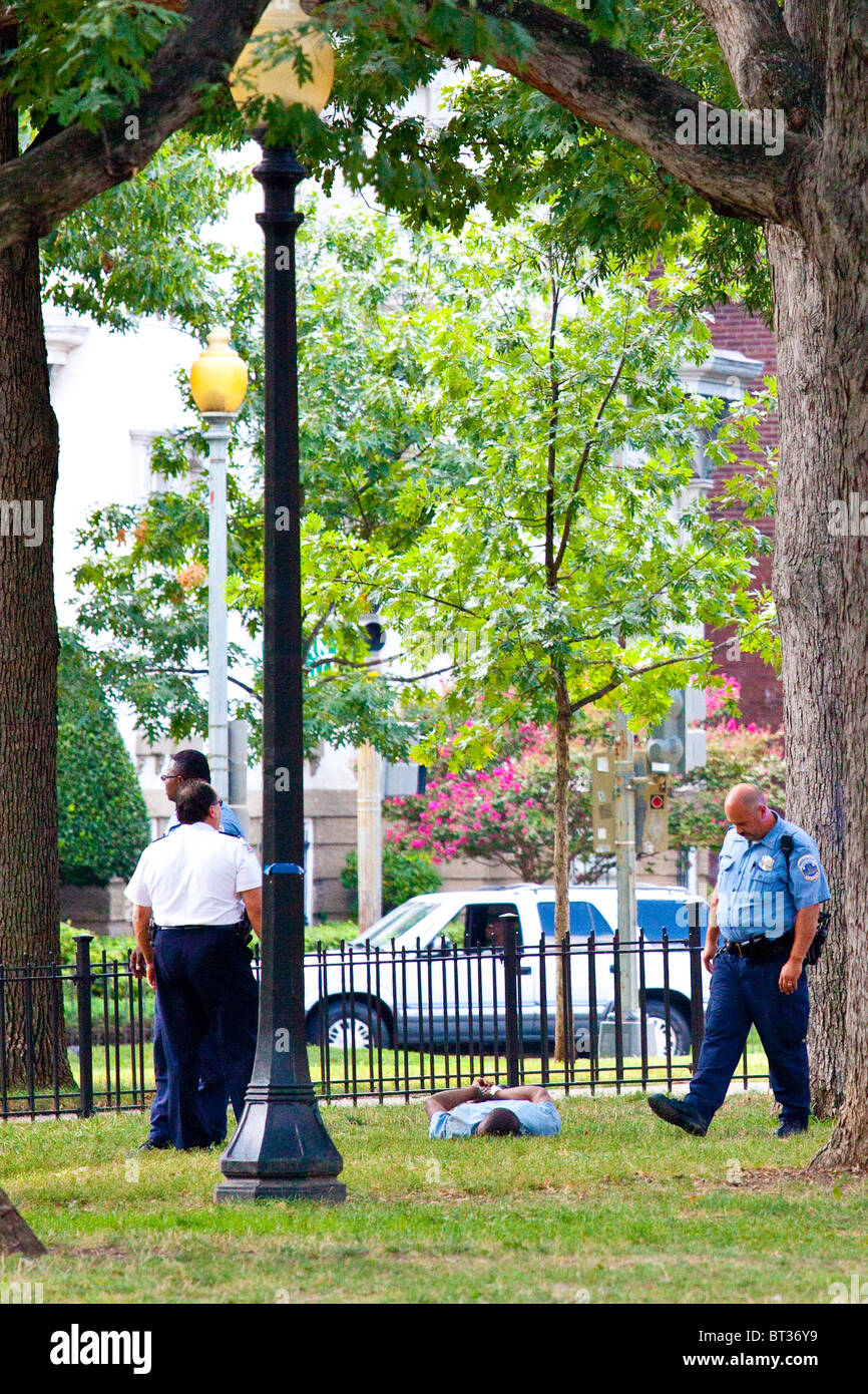 Polizist bei Szene eines Haftbefehls in einem Park in Washington, D.C. Stockfoto