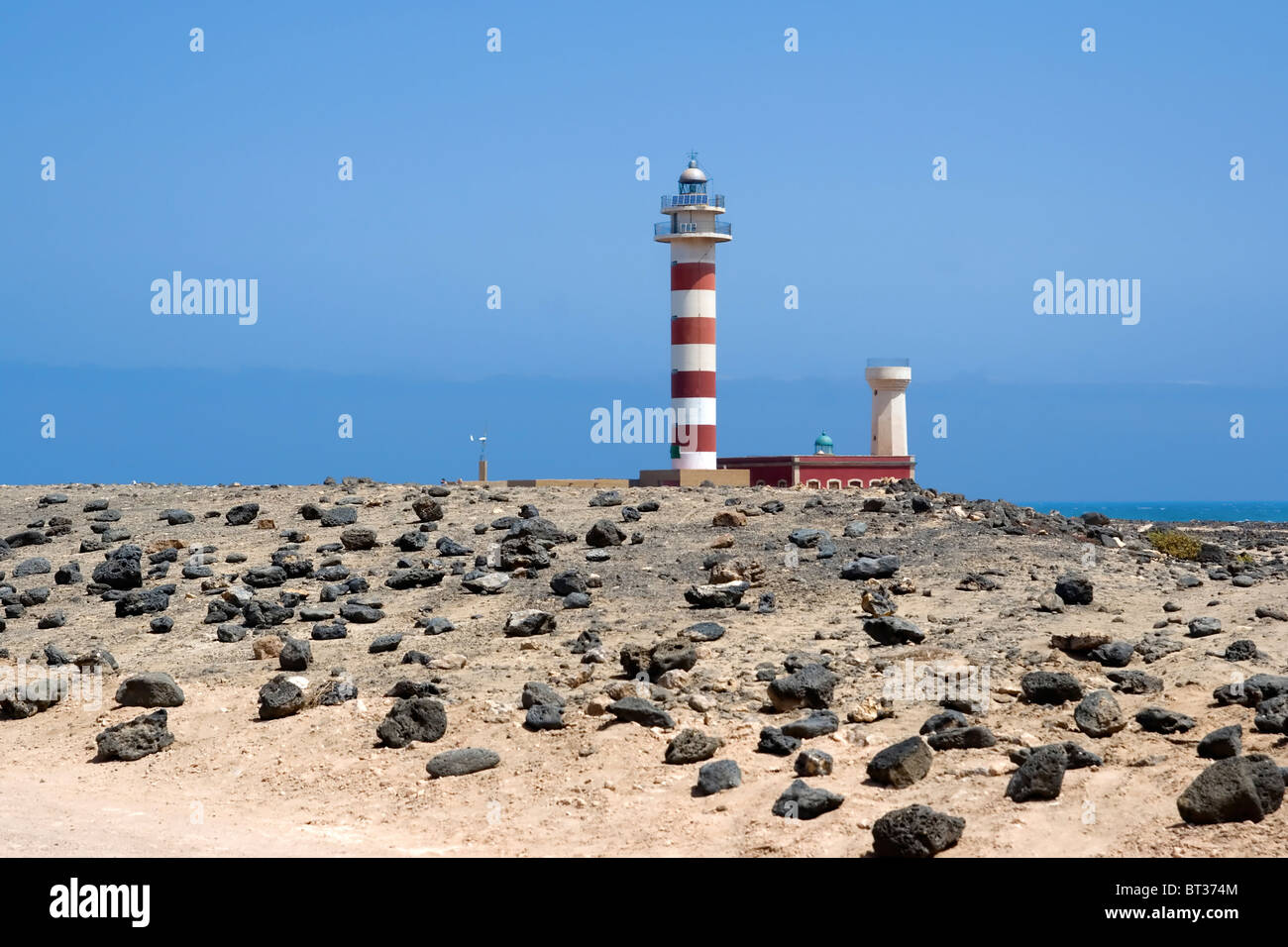 Leuchtturm in einem weißen Sandstrand in Fuerteventura, Kanarische Inseln, Spanien Stockfoto