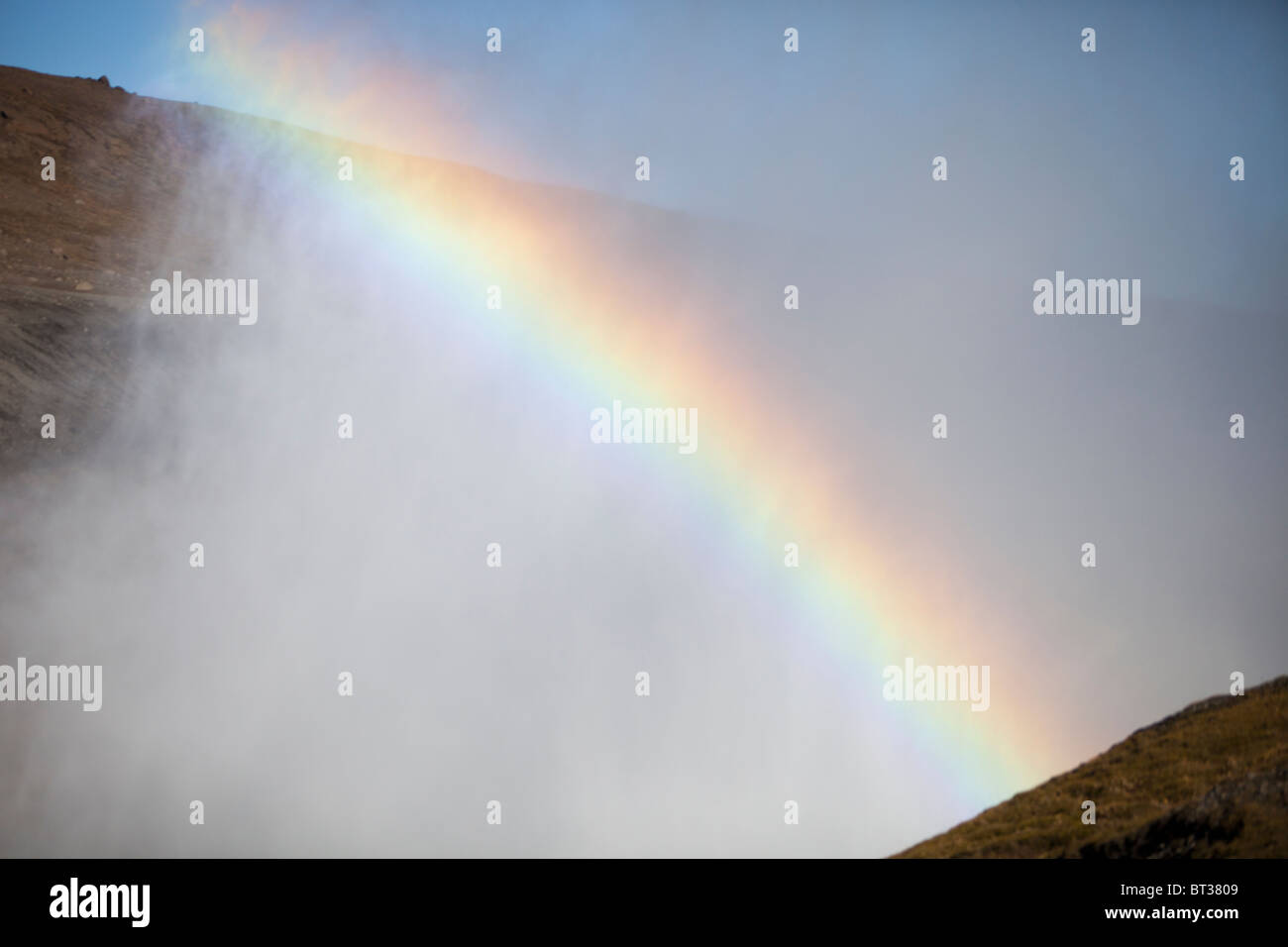 Ein Regenbogen in Gischt über Auslaufen von Karahnjukar hydro Projekt, Island Stockfoto