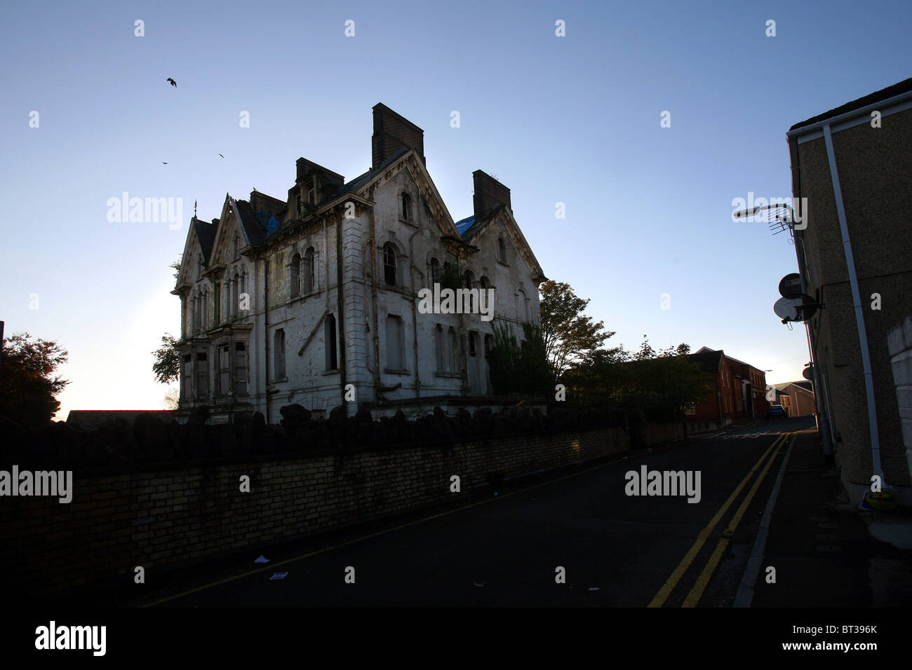 Großen verlassenen Haus in fortgeschrittenen Verfallsstadium, morriston, Swansea, Wales, UK. Stockfoto