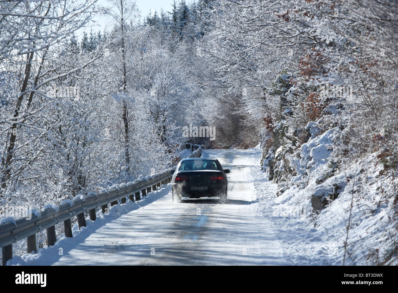 Auto fahren auf Schnee fallen weg. Verkehr, Gefahr. Hå, Rogaland, Norwegen Stockfoto