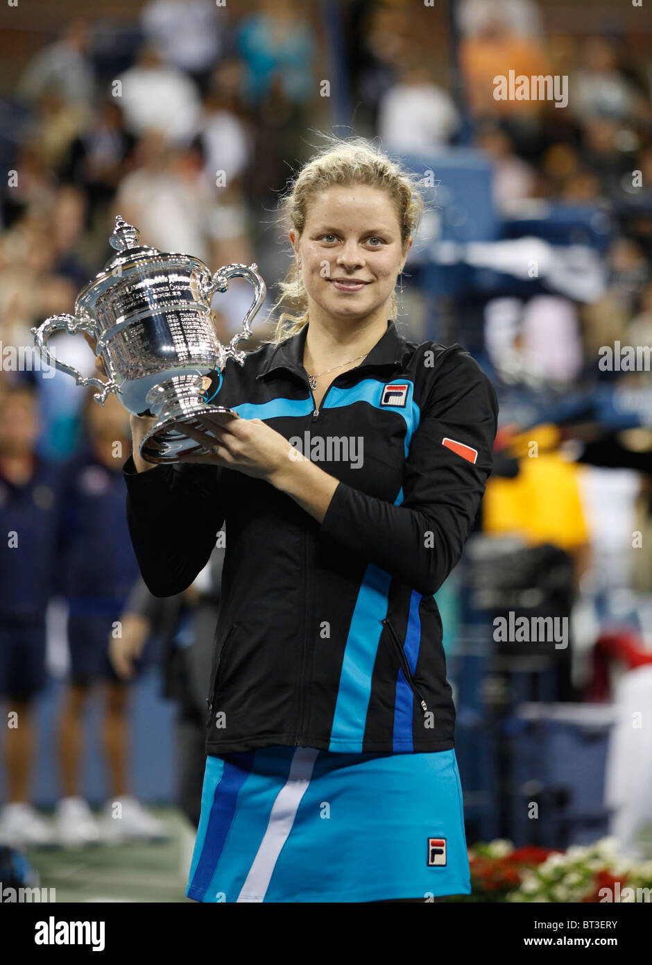Kim Clijsters Belgiens mit den Siegerpokal der US Open 2010 Stockfoto