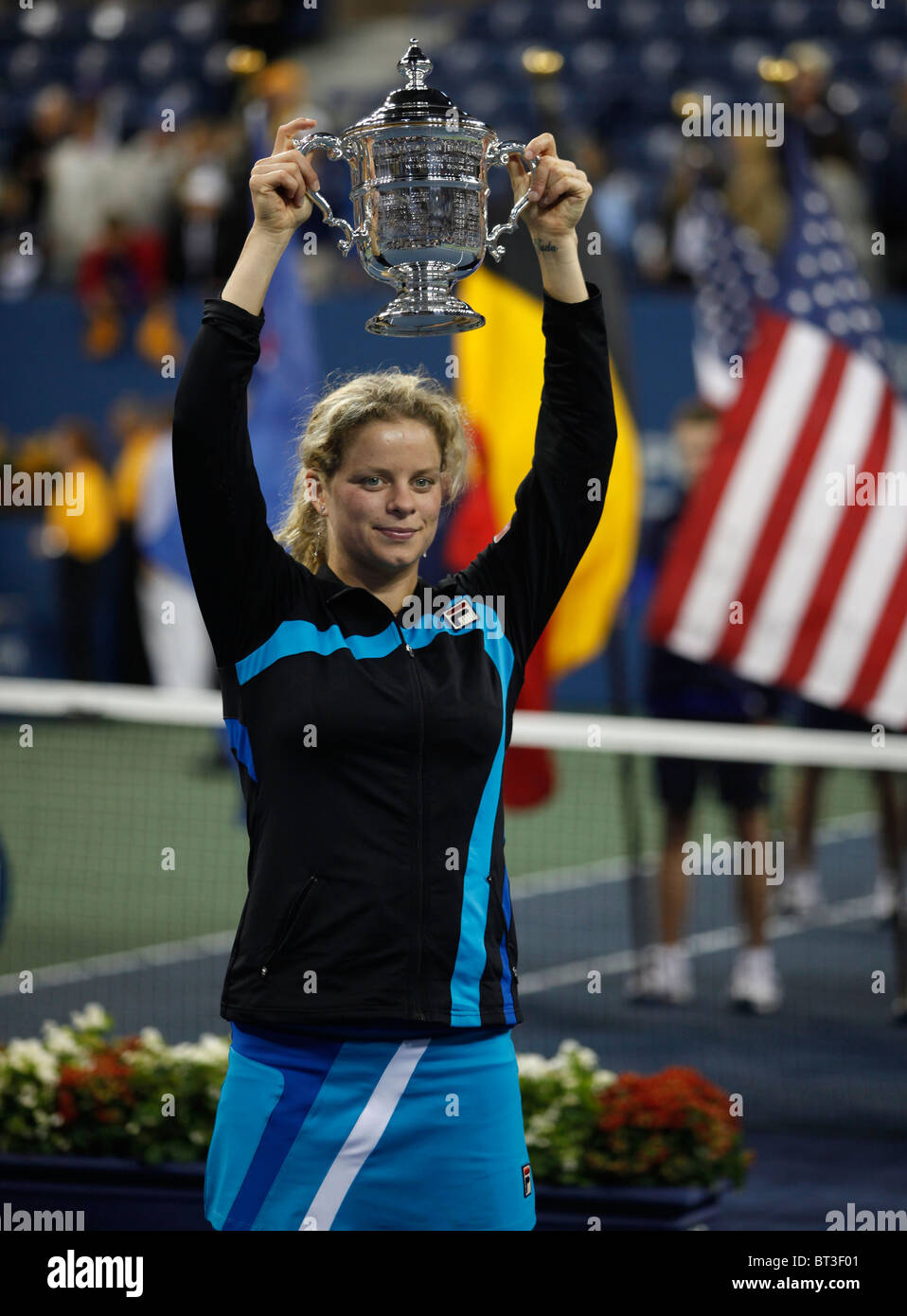 Kim Clijsters Belgiens mit den Siegerpokal der US Open 2010 Stockfoto