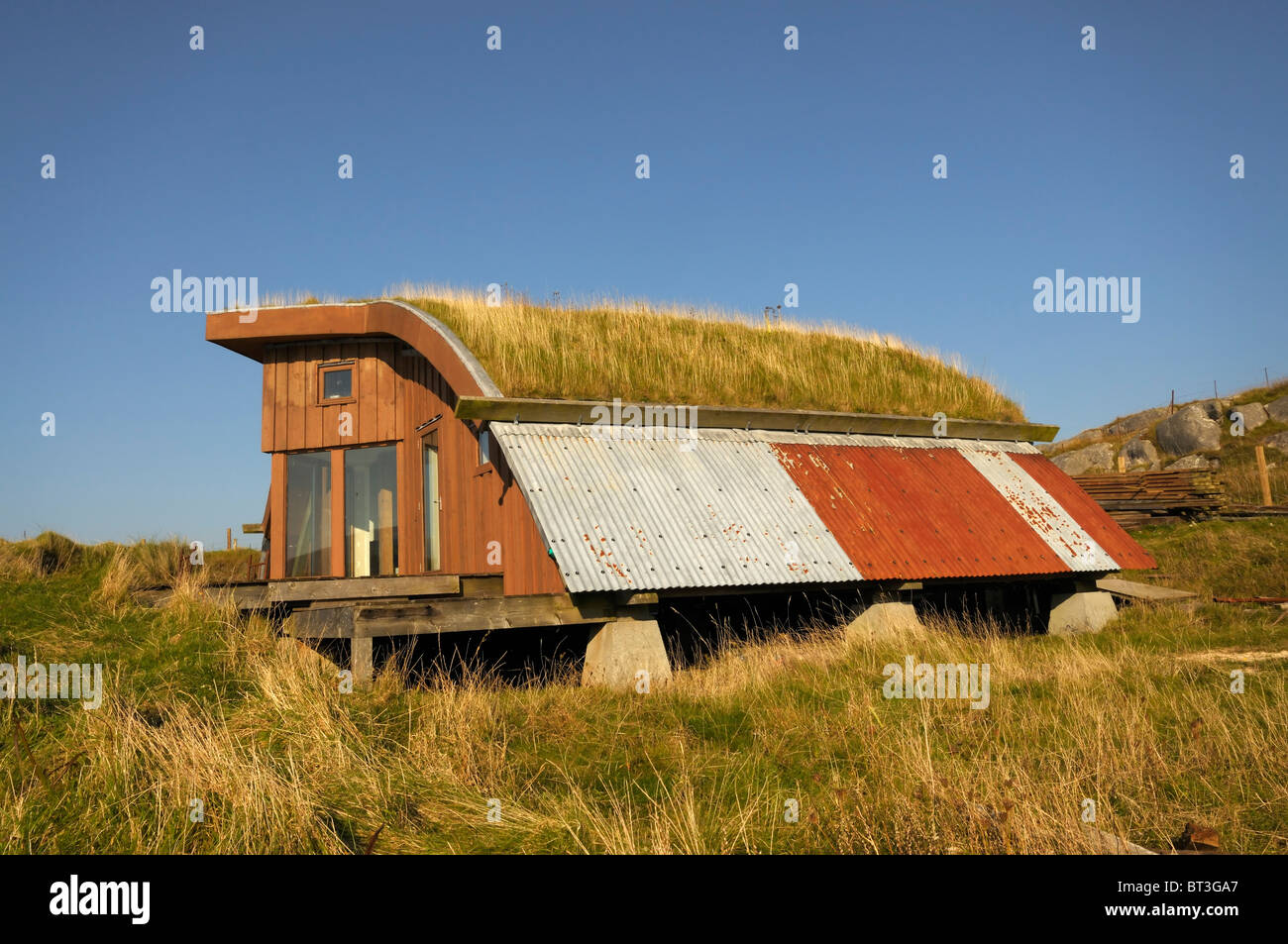 Eco/Alternative Haus gebaut aus neuen und aufgearbeiteten Materialien mit einem Rasen-Dach Stockfoto