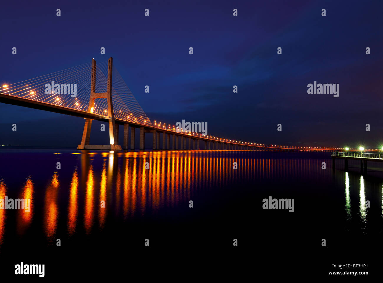 Portugal, Lissabon: Brücke Ponte Vasco da Gama bei Nacht Stockfoto