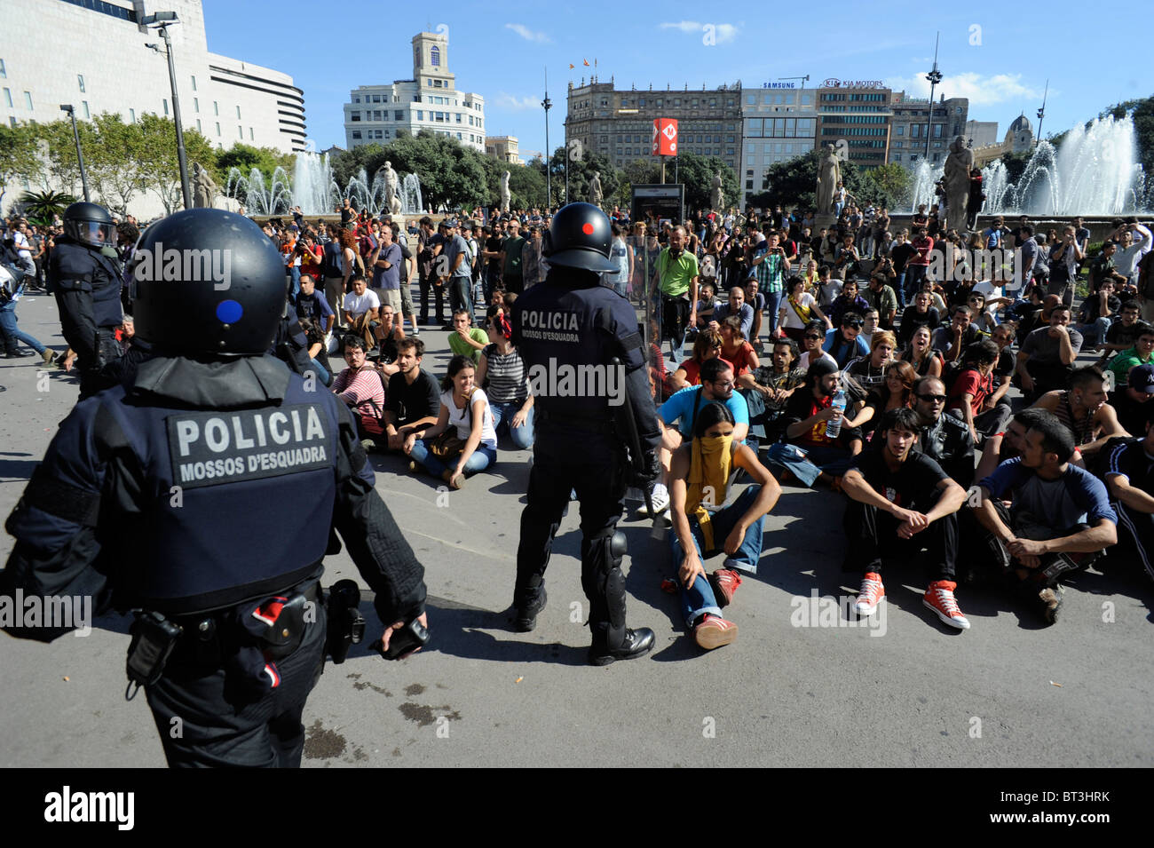 Bereitschaftspolizei überwachen Demonstranten gegen System in der Zusammenstöße im Stadtzentrum während des Generalstreiks. Stockfoto