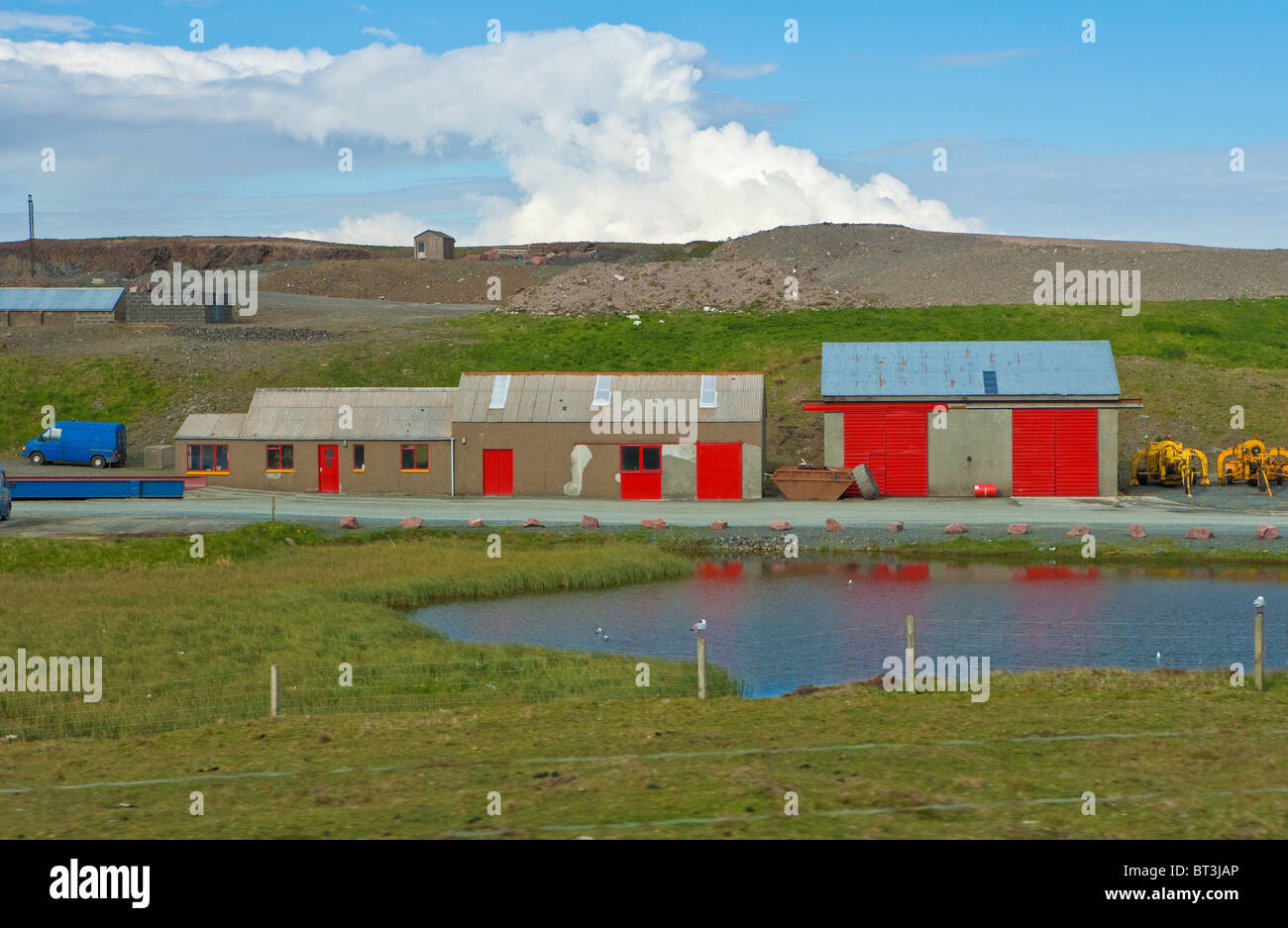 Häuser mit roten Türen. Ausdehnung, Erweiterung, steigender Reihenfolge. Shetland, Großbritannien Stockfoto