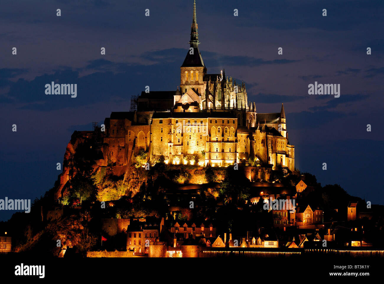 Frankreich, Normandie: Le Mont Saint-Michel bei Nacht Stockfoto