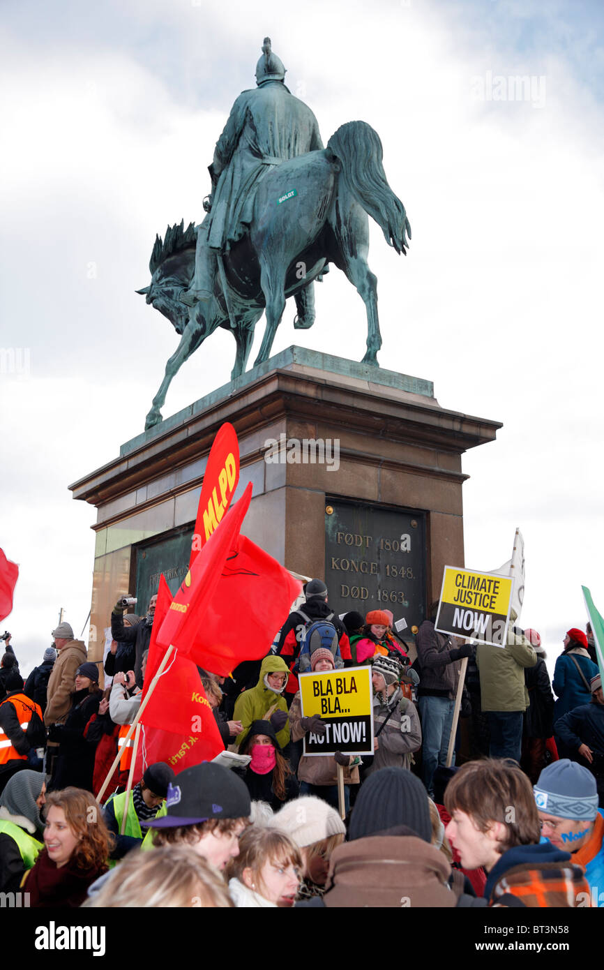 Demonstranten rund um das Reiterstandbild vor dem Parlament während der UN-Klimakonferenz 12. Dezember 2009 Stockfoto