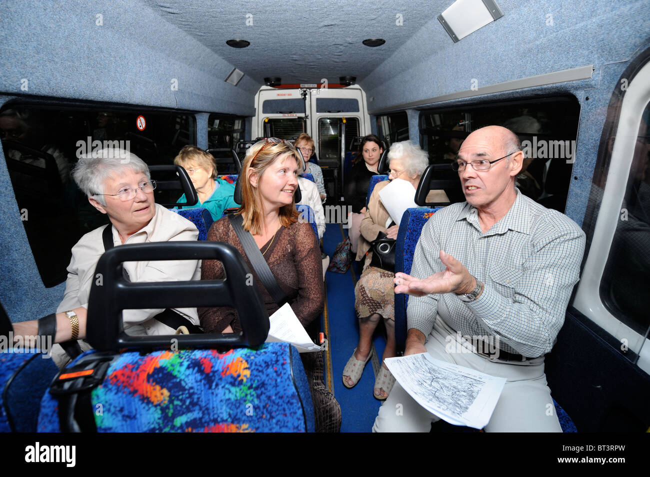 Die Tirley Gemeinschaft "Jillywood" Bustour - Tour Guide Derrick Schwan (rechts) Stockfoto