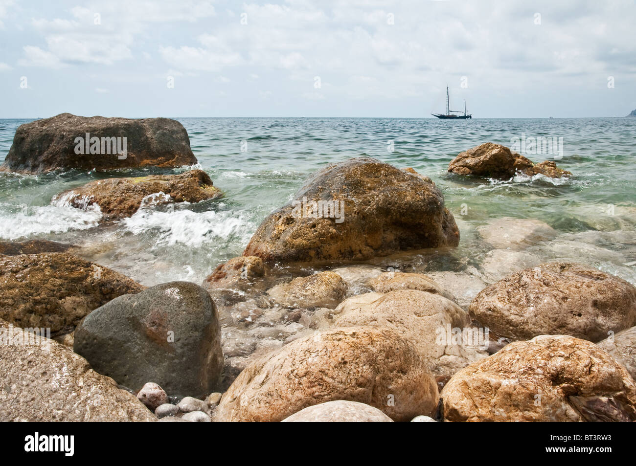 großen Steinen am ruhigen Meer Stockfoto