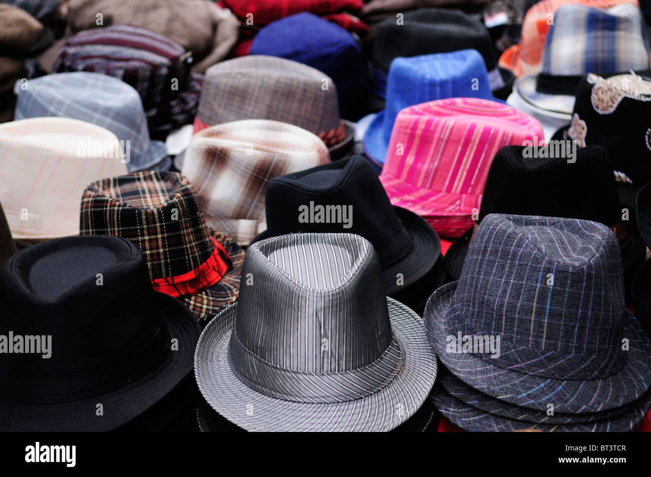 Hüte für den Verkauf auf der Portobello Road Market, Notting Hill, London, England, UK Stockfoto