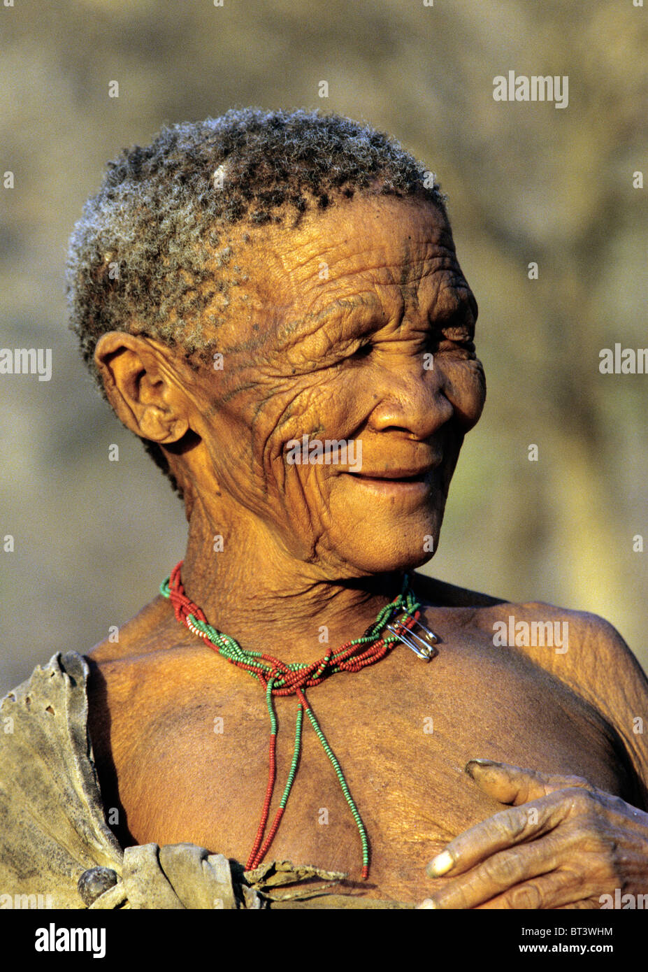 Ehrwürdige Mitglied des Stammes San Bushman. Nachfahren der Steinzeitmensch in Botswana Stockfoto