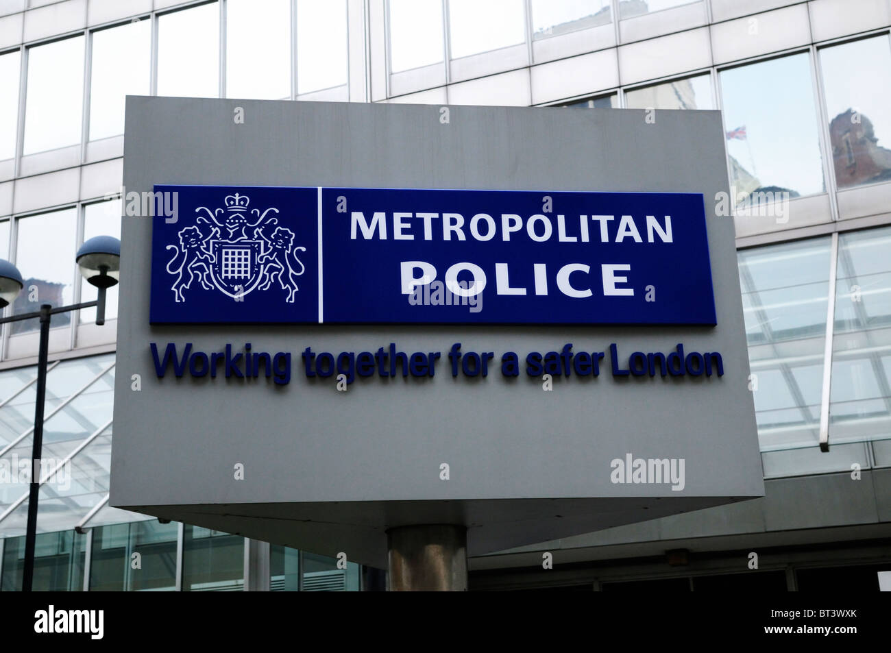 Metropolitan Police Schild am New Scotland Yard, London, England, UK Stockfoto