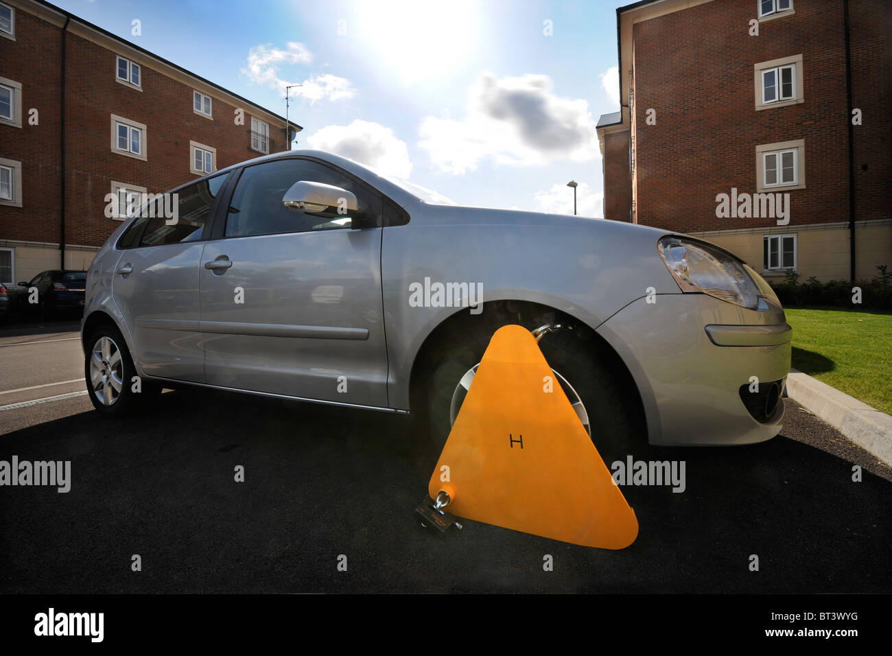 Ein eingespannten Auto geparkt in einem Wohngebiet UK Stockfoto