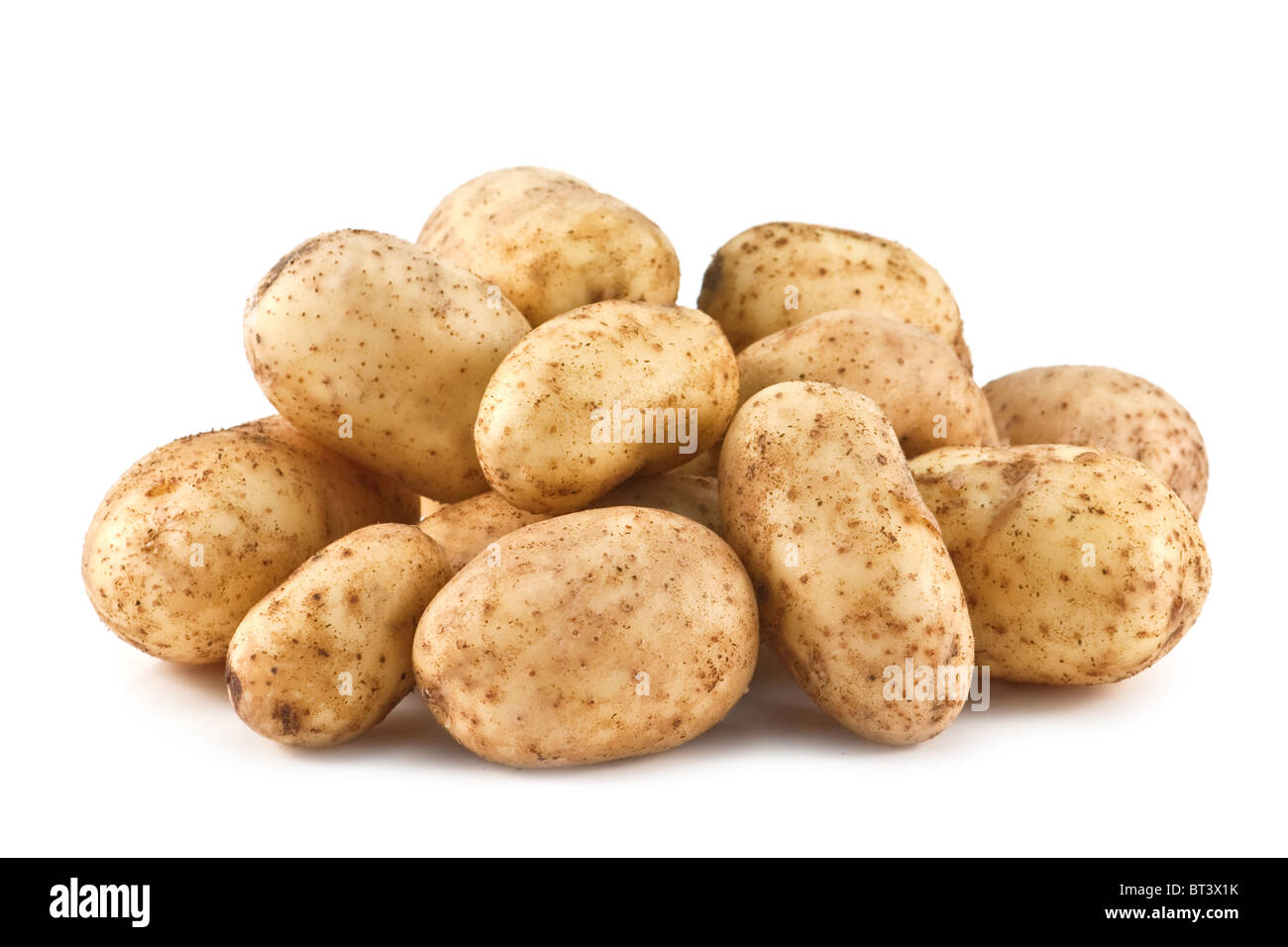 Haufen Kartoffeln isoliert auf weiss Stockfoto