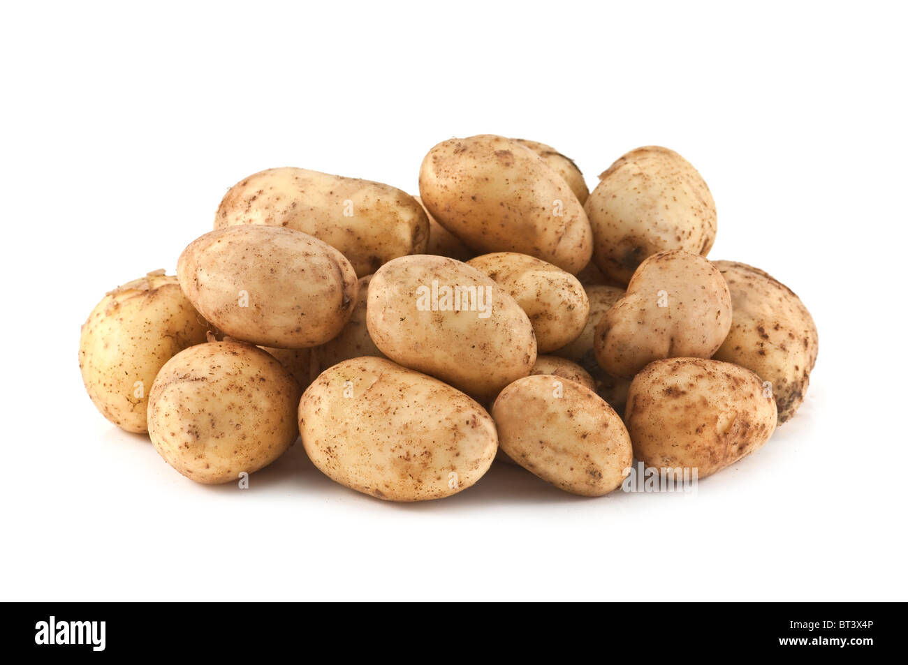 Haufen Kartoffeln isoliert auf weiss Stockfoto