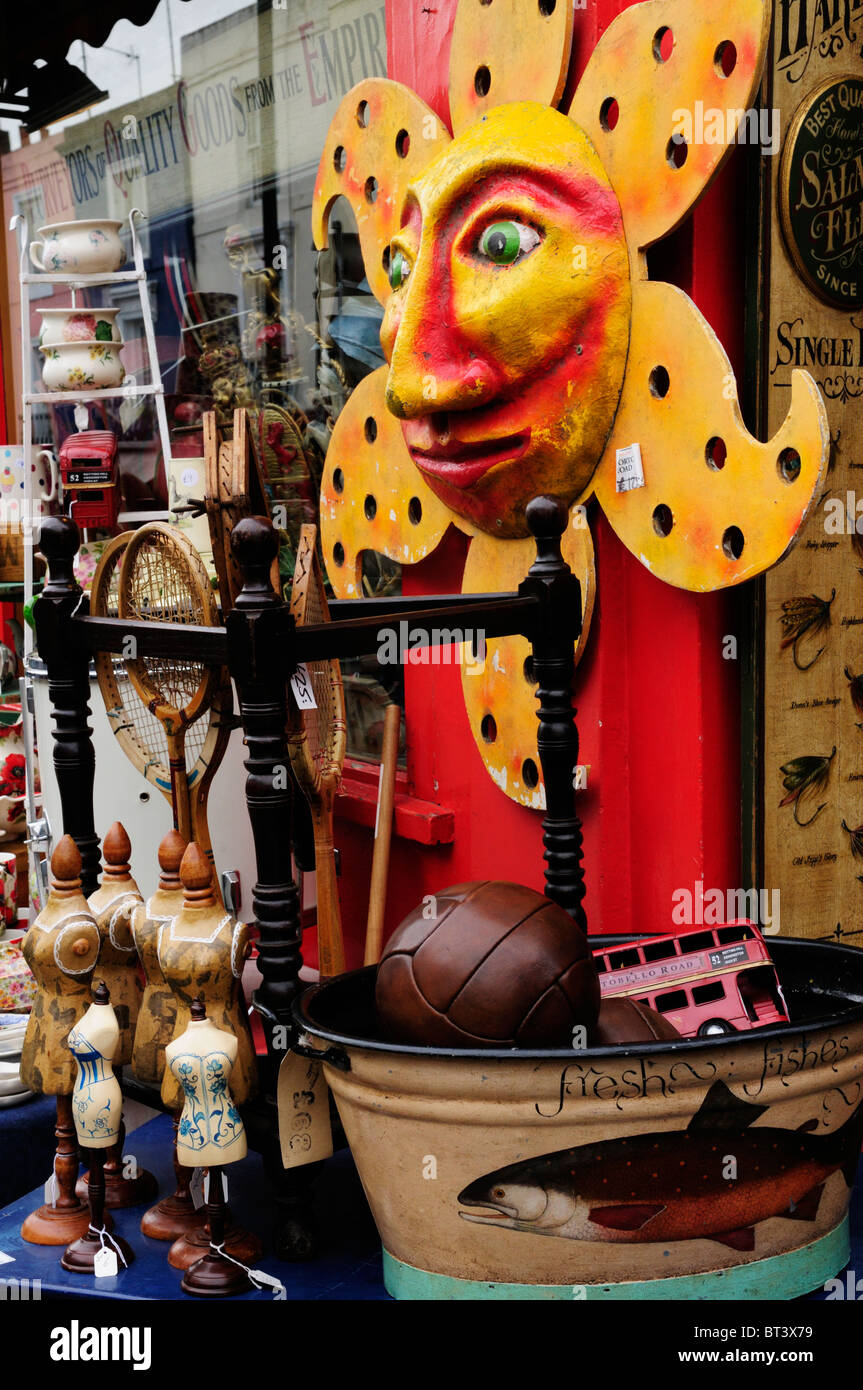Antiquitäten in Alices Shop, Portobello Road, Notting Hill, London, England, UK anzeigen Stockfoto