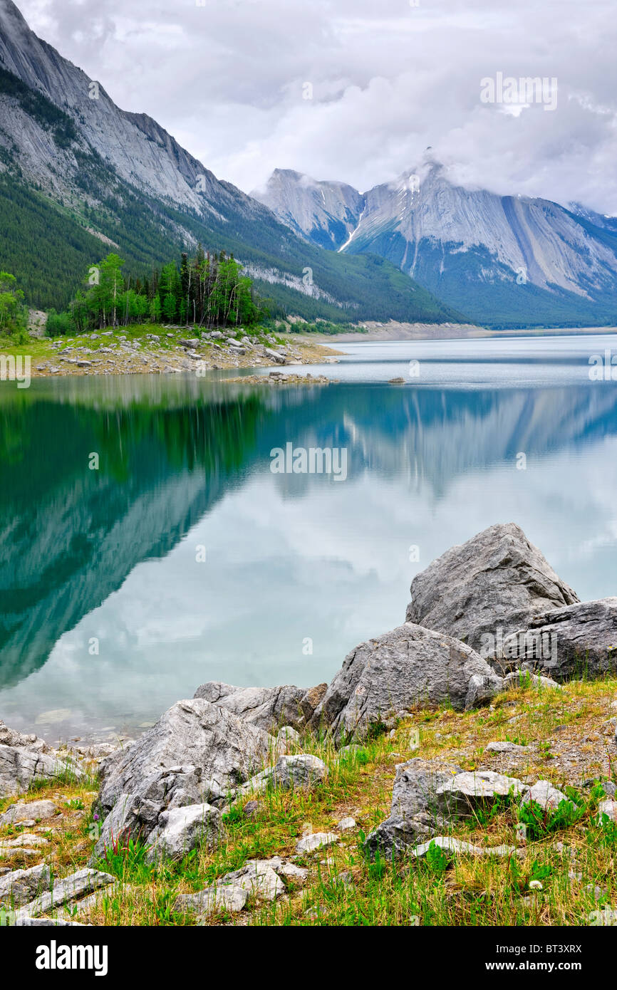 Berge im Medicine Lake im Jasper Nationalpark, Kanada Stockfoto