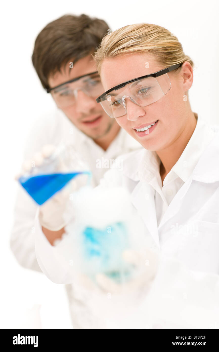 Chemie-Experiment - Wissenschaftler im Labor, Schutzbrille tragen Stockfoto
