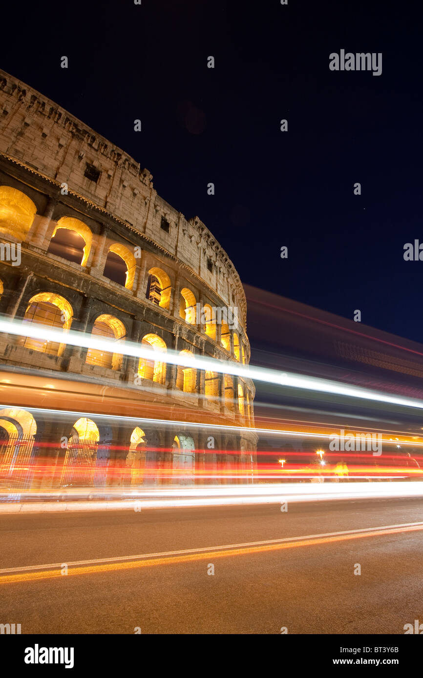 Nachtansicht des Kolosseums mit Ampel Trails. Rom, Italien Stockfoto