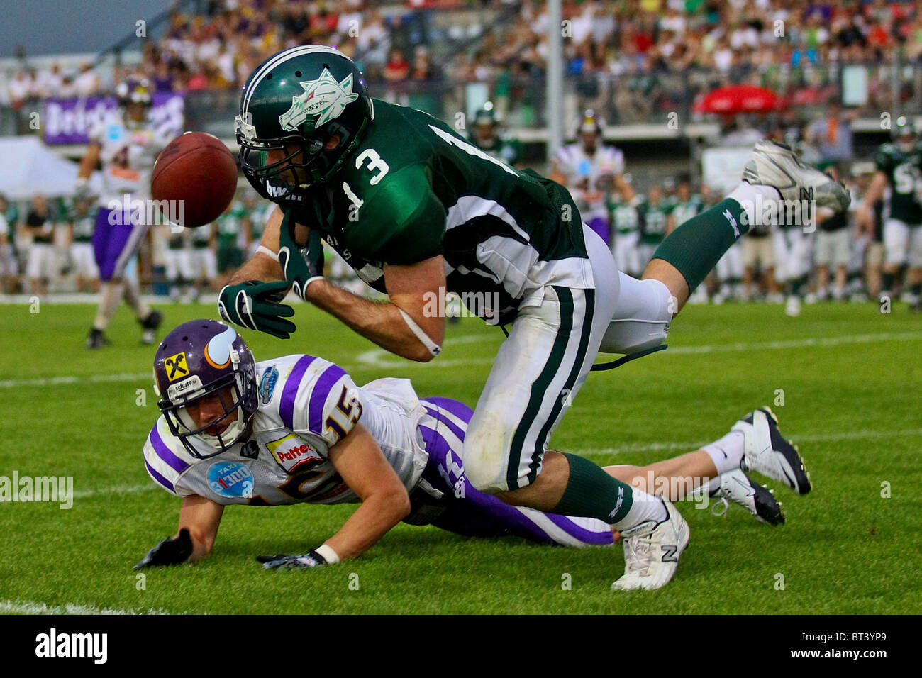 Die Danube Dragons schlagen die Vienna Vikings in einem AFL Saison Spiel 28-3 am 12. Juni 2010 in Korneuburg, Österreich. Stockfoto