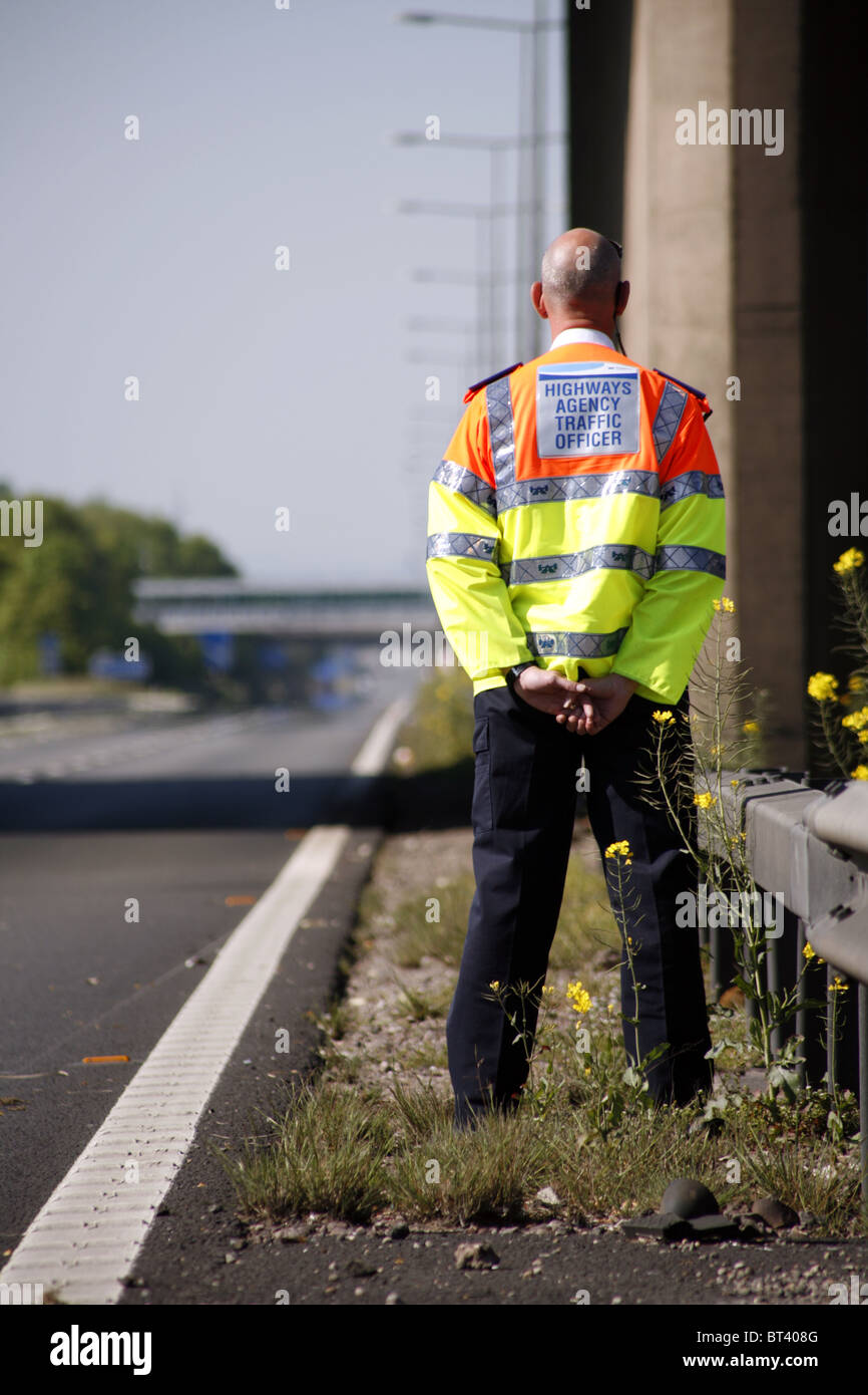 Landstraßen Agentur Traffic Offiziere am Unfallort Polizeiarbeit eine geschlossene aus Abschnitt der Autobahn M6, Birmingham, England Stockfoto