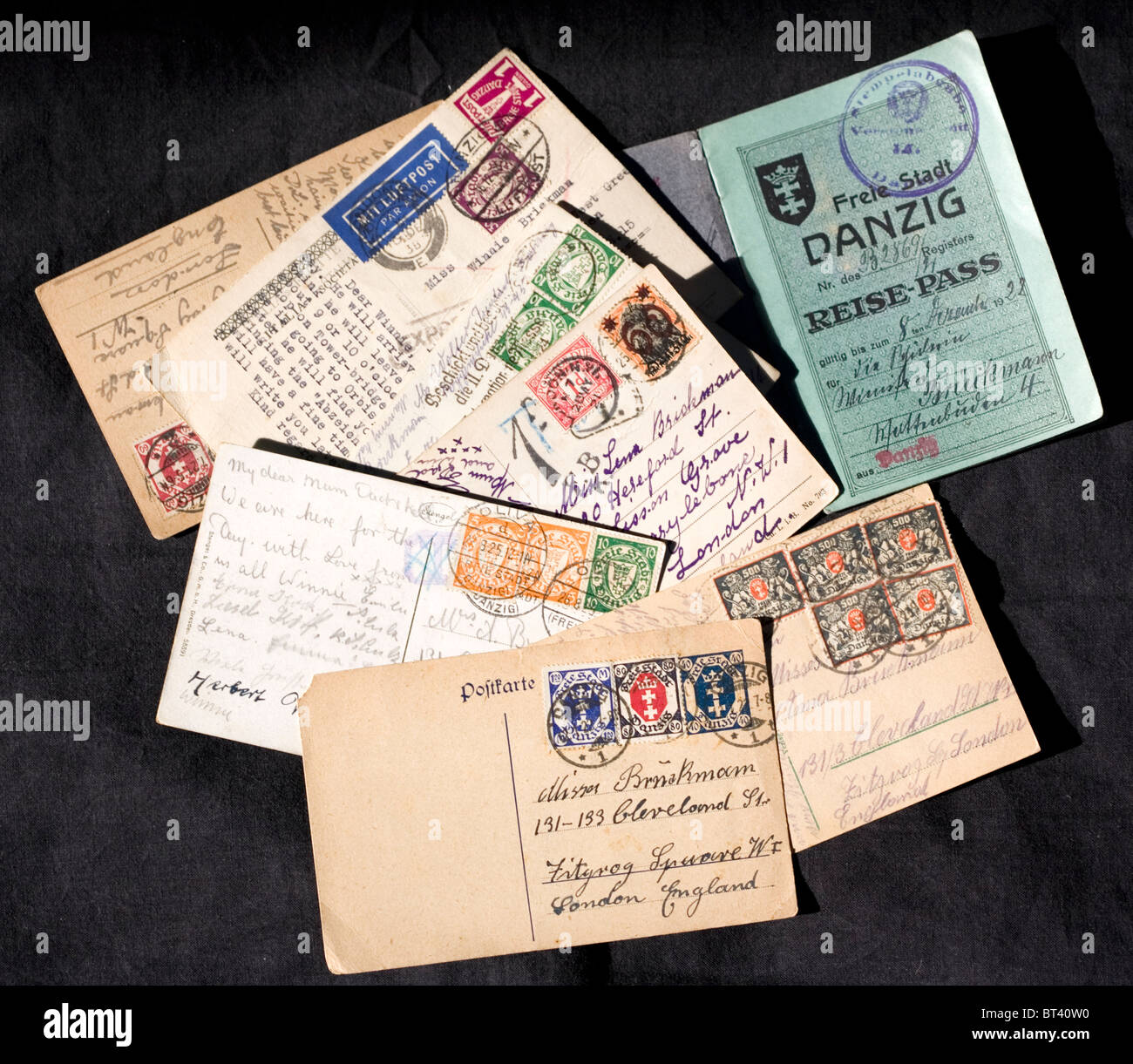 Freistadt Danzig (jetzt Gdansk in Polen). Zwischen den beiden Weltkriegen war es eine freie Stadt. Collage von Briefmarken und Pass aus jener Zeit. Stockfoto