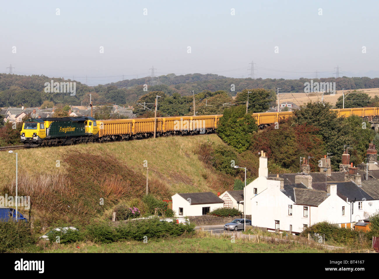 Klasse 70 Diesellok schleppen Güterzug auf der West Coast Main Line. Stockfoto