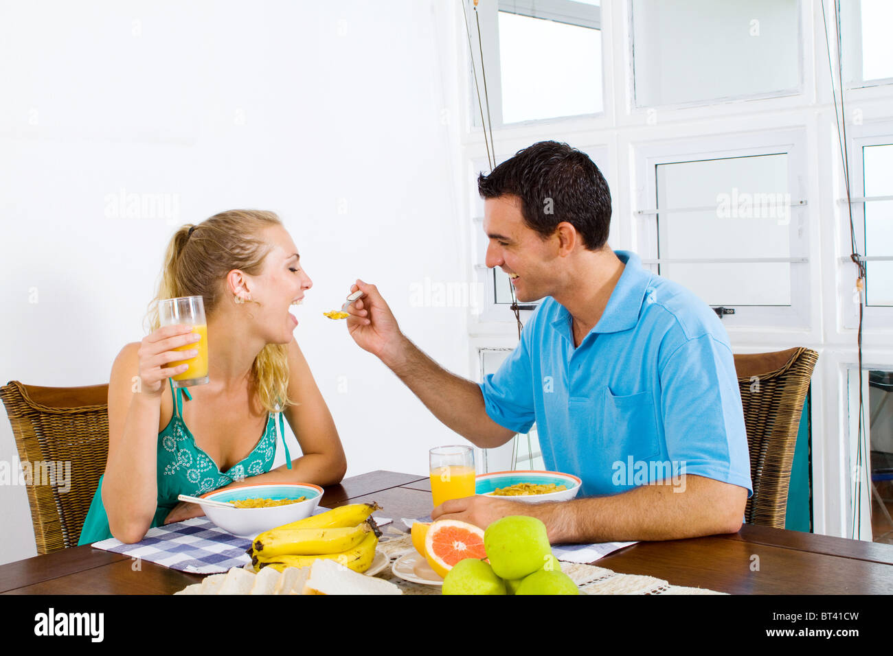glückliches junges Paar zusammen frühstücken Stockfoto