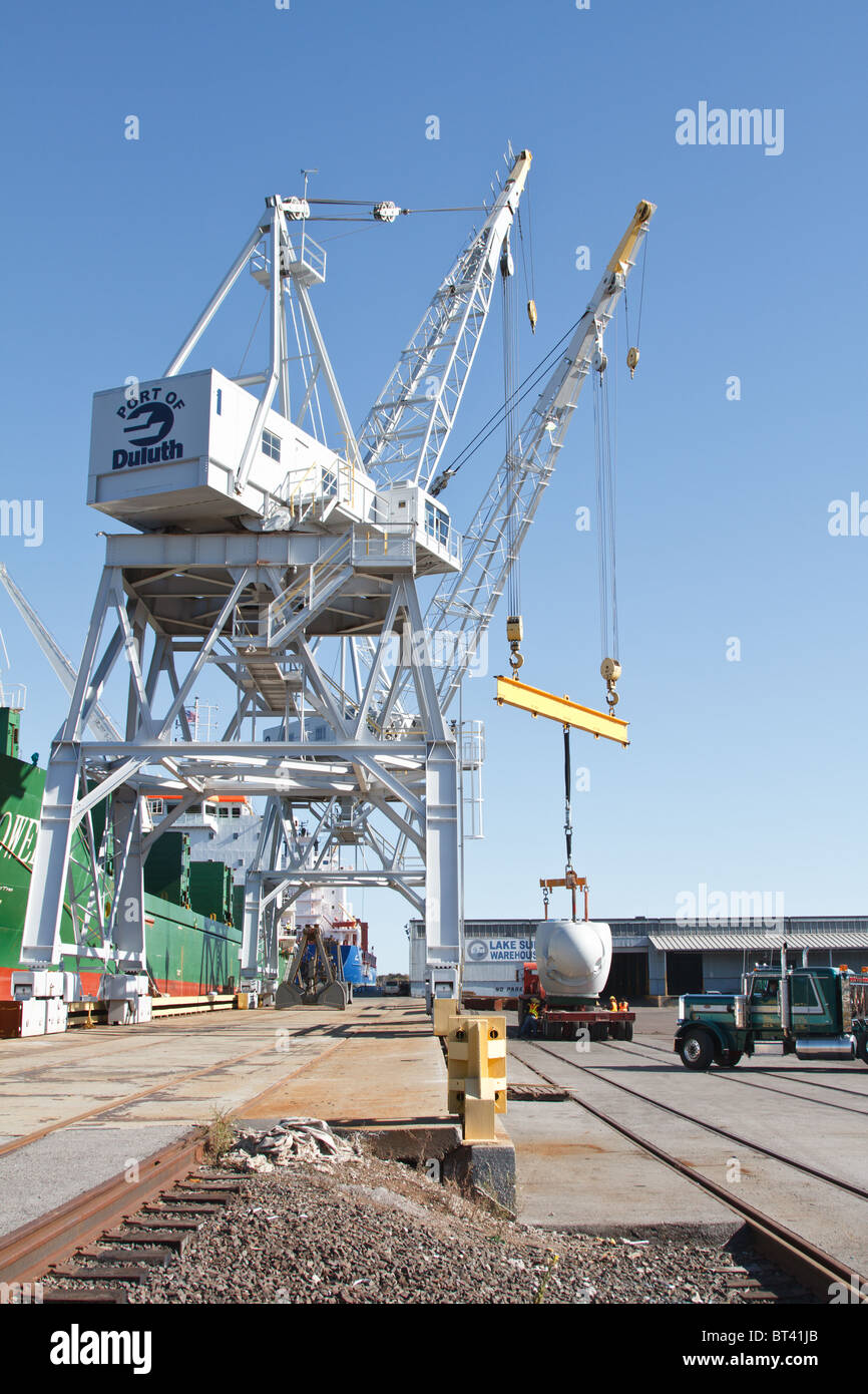 ein Wind-Turbine-Motor wird von einem Schiff auf eine halb in einem Hafen in Duluth, Minnesota entladen wird Stockfoto