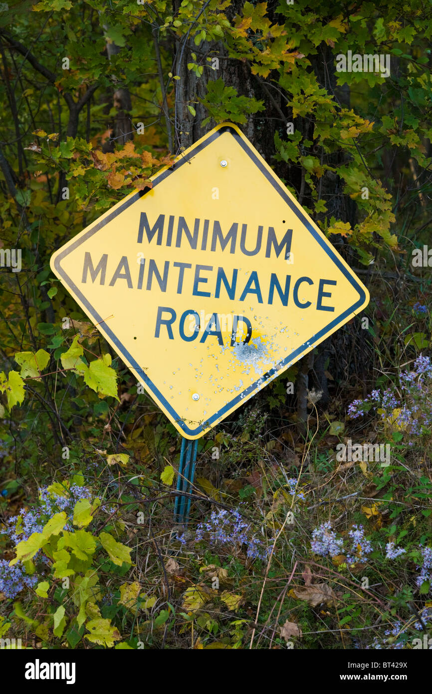 Verkehrszeichen, die minimale Wartung Straße sagt ist markiert mit Schussverletzungen, Montgomery County, Bundesstaat New York pock Stockfoto