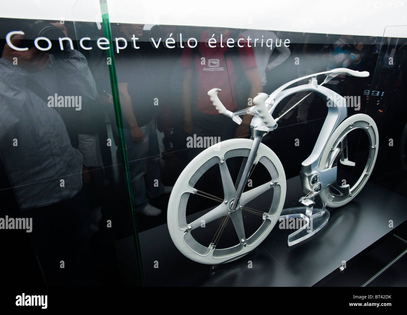 Konzept für Elektro-Fahrrad von Peugeot auf der Paris Motor Show 2010 Stockfoto