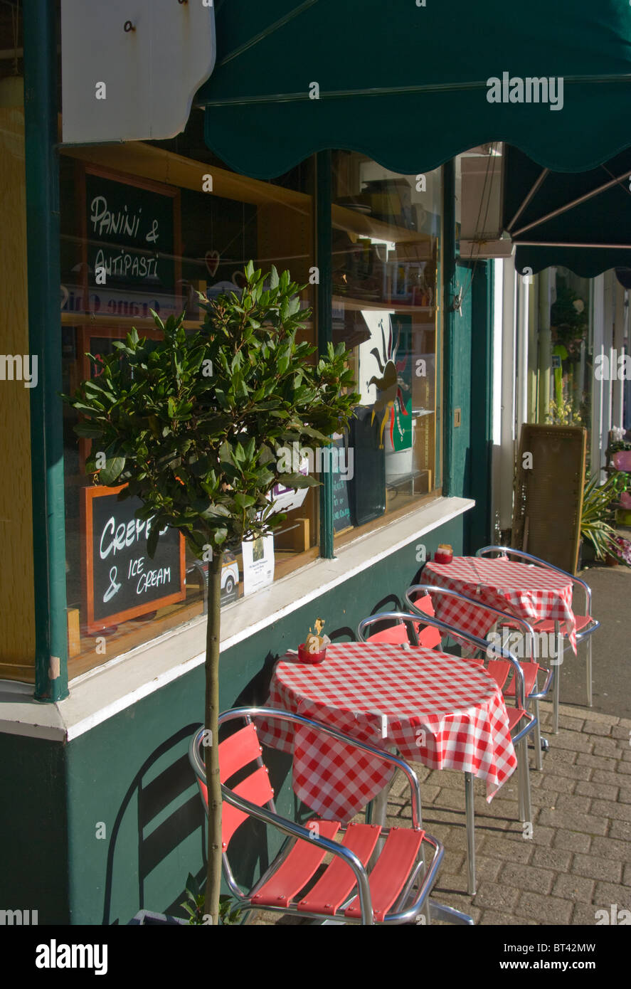 Café Pflaster Tische und Stühle mit roten und weißen Check Tücher Stockfoto