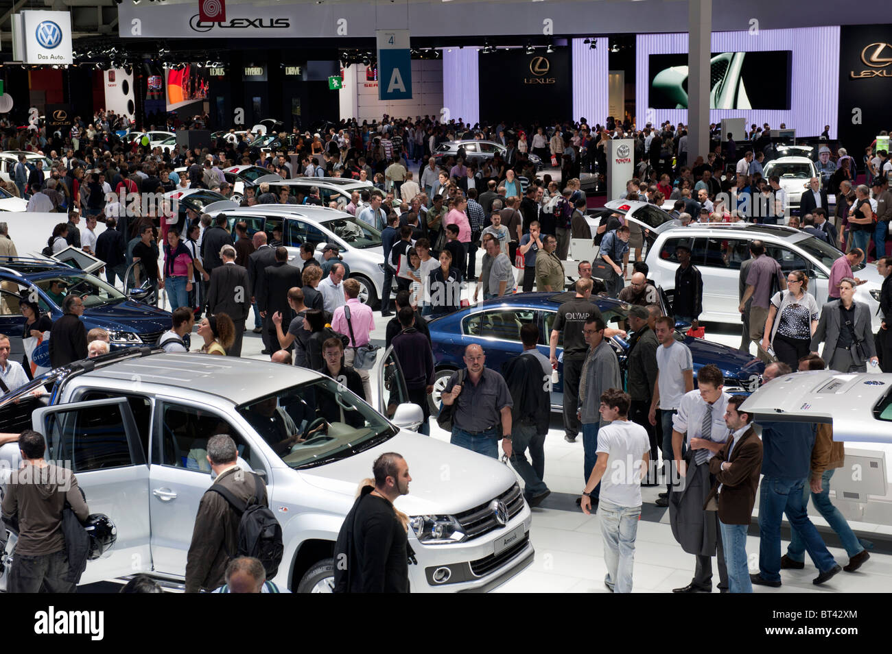 Viele Menschen besuchen die Paris Motor Show 2010 Stockfoto