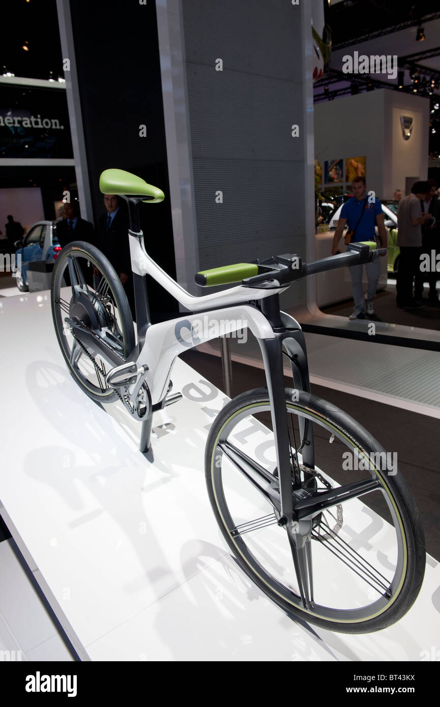 SMART Elektro-Fahrrad auf dem Display auf der Paris Motor Show 2010 Stockfoto