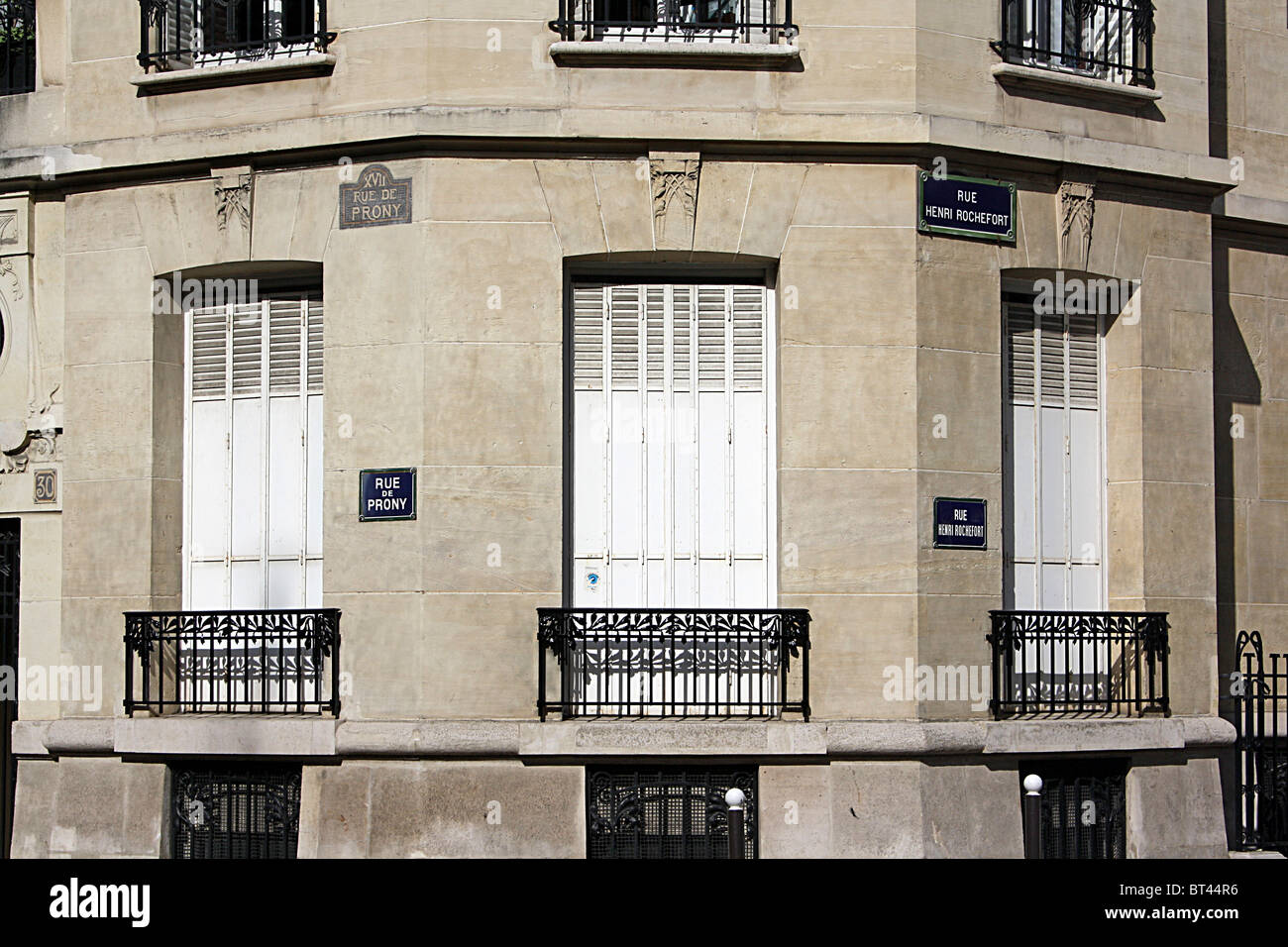 Paris, Gebäude mit zwei Sätzen von Namensschildas der Straße. Stockfoto